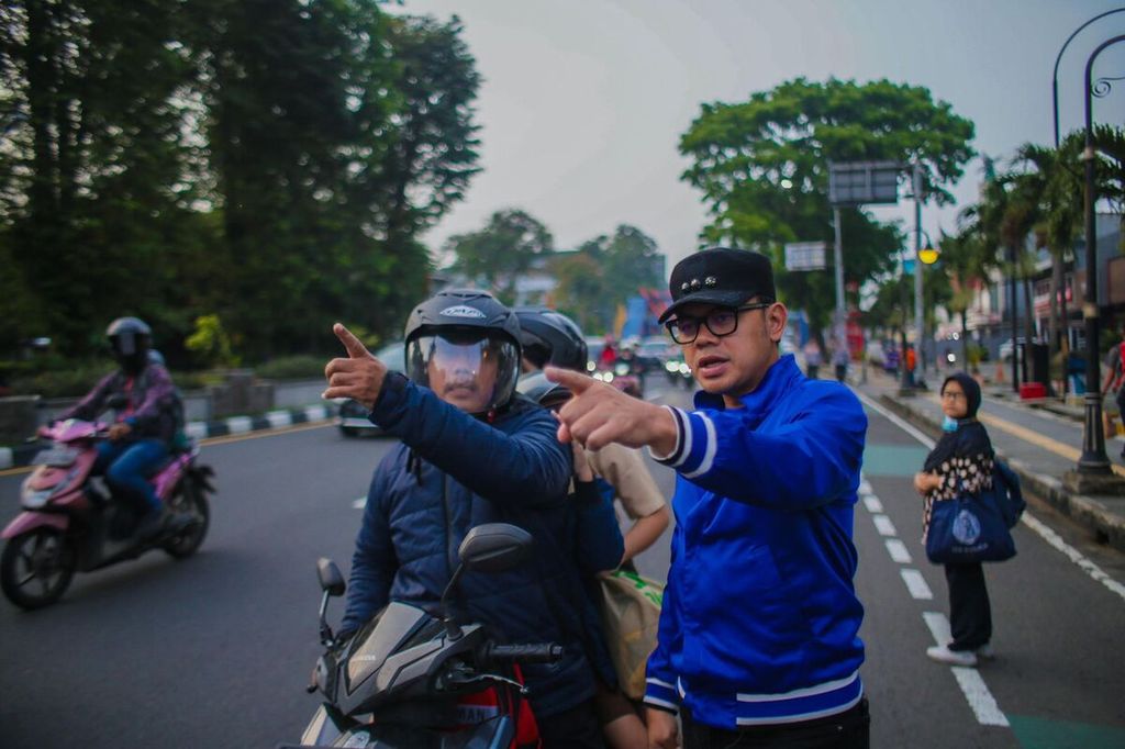 Wali Kota Bogor saat memantau lalu lintas di kawasan Tugu Kujang dan Jalan Otto Iskandardinata, Selasa (2/5/2023) sore. Bima juga ikut membantu mengarahkan pengendara yang bingung karena pengalihan arus lalu lintas dampak dari penutup Jembatan Otista.