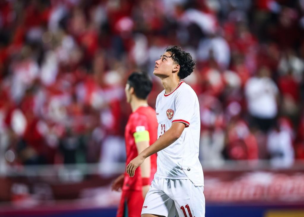 Penyerang Indonesia, Rafael Struick, menengadahkan kepala setelah gagal mencetak gol ketiga pada pengujung babak pertama laga perempat final Piala Asia U-23 2024 melawan Korea Selatan, Jumat (26/4/2024) WIB, di Stadion Abdullah bin Khalifa, Doha, Qatar. Rafael mencetak dua gol.