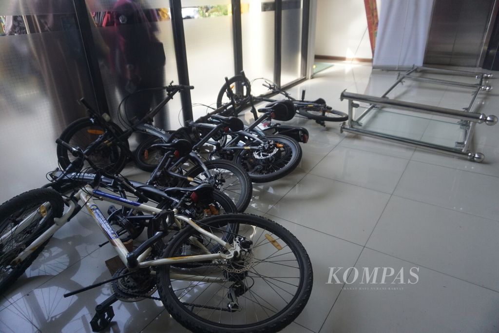 Sejumlah sepeda dan pembatas ambruk dalam demonstrasi di Gedung Rektorat Unsoed, Purwokerto, Banyumas, Jawa Tengah, Senin (29/4/2024). Sejumlah pintu dan dinding kaca pecah. Mereka menuntut peraturan tentang Uang Kuliah Tunggal (UKT) 2024 dicabut.
