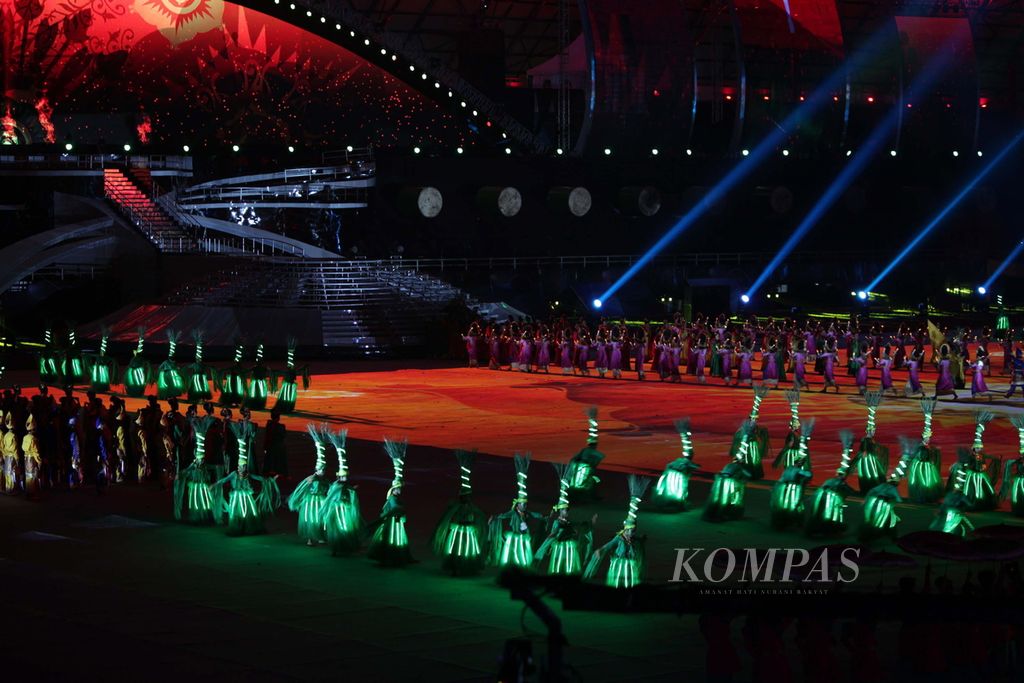 Tarian kolosal memeriahkan acara pembukaan SEA Games 2011 di Stadion Sriwijaya, Jakabaring Sport City, Palembang, Sumatera Selatan, Jumat (11/11/2011). SEA Games XXVI diikuti 11 negara dengan total atlet 12.000 orang yang memperebutkan 542 medali emas dari 48 cabang olahraga.