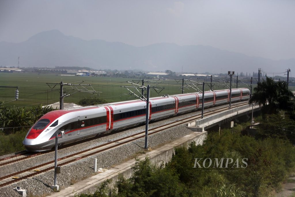 Uji coba kereta cepat dari Stasiun Tegalluar menuju Stasiun Padalarang, Bandung, Jawa Barat, Jumat (4/8/2023).