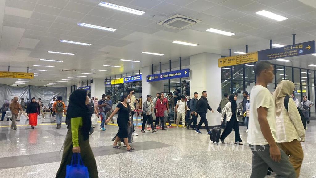 Sejumlah penumpang KRL Jabodetabek berada di Stasiun Manggarai, Jumat (30/8/2024).