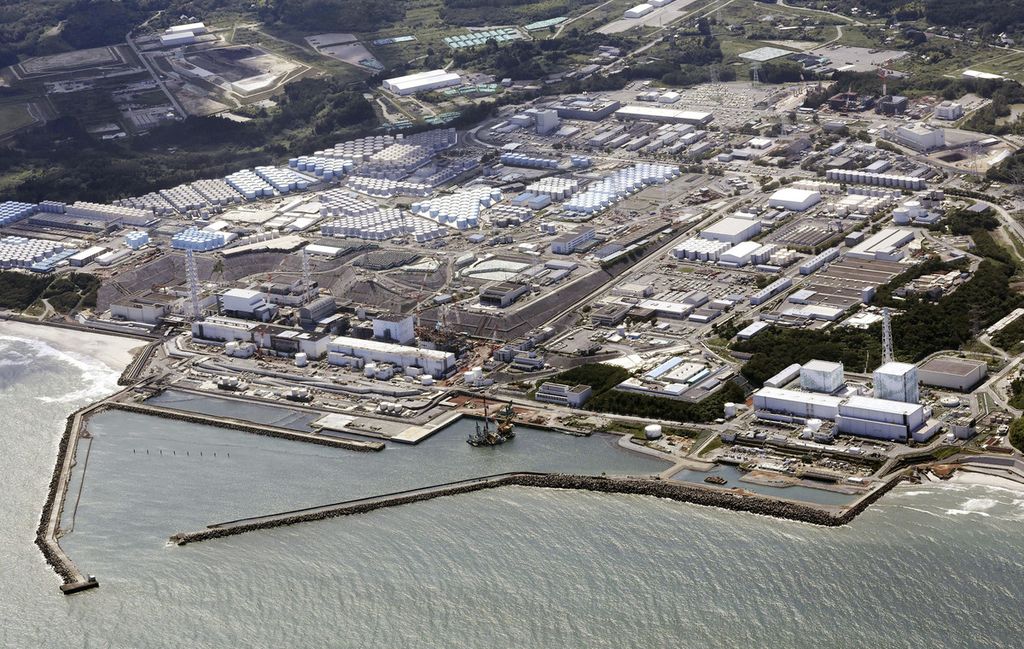 Pemandangan dari udara ini menunjukkan pembangkit listrik tenaga nuklir Fukushima Daiichi di Fukushima, Jepang, Kamis (24/8/2023), tak lama setelah operatornya, Tokyo Electric Power Company Holdings TEPCO, mulai melepaskan gelombang pertama air radioaktif yang telah diolah ke Samudra Pasifik. 