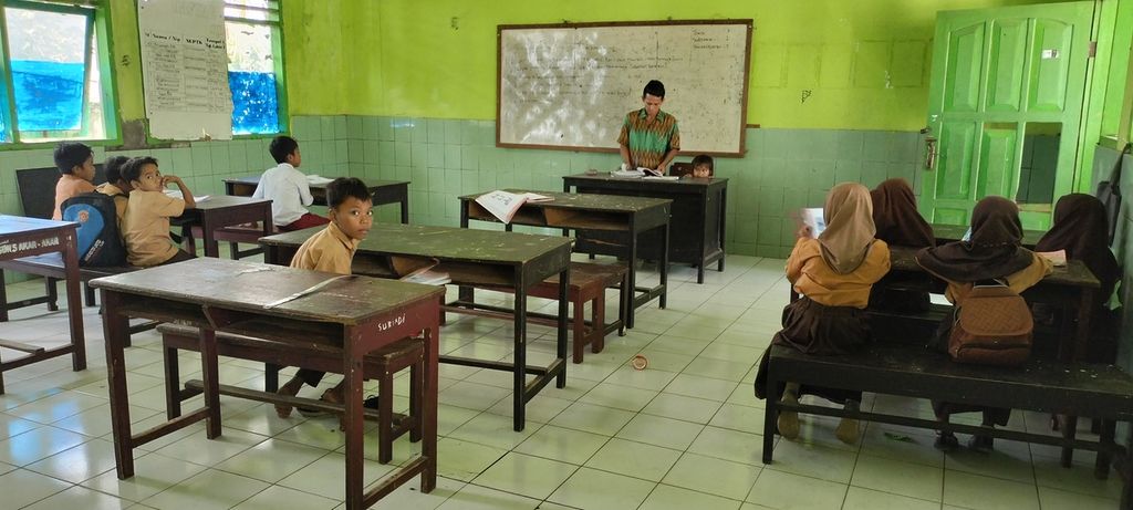 Suasana pembelajaran di SD Negeri 5 Akar-Akar, Kecamatan Bayan, Kabupaten Lombok Utara, Nusa Tenggara Barat, Rabu (17/5/2023).
