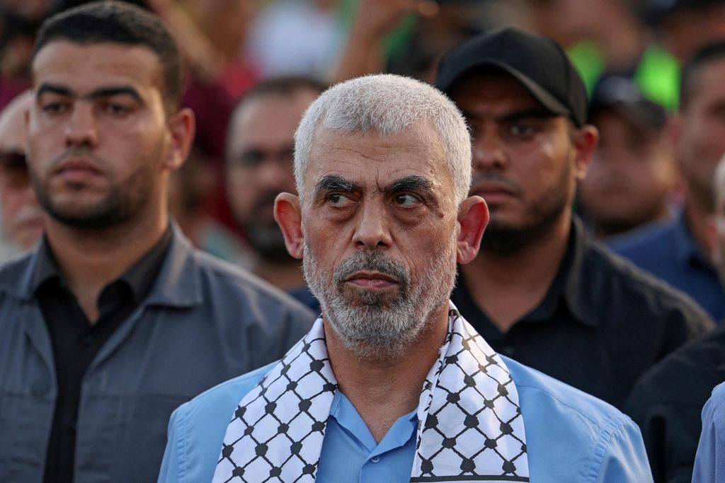 Pemimpin Hamas, Yahya Sinwar, mengikuti unjuk rasa soal Masjidi Aqsa pada Oktober 2022 di Gaza. Sejak Perang Gaza 2023 meletus, Israel terus memburu Yahya dan para pemimpin lain di Hamas.