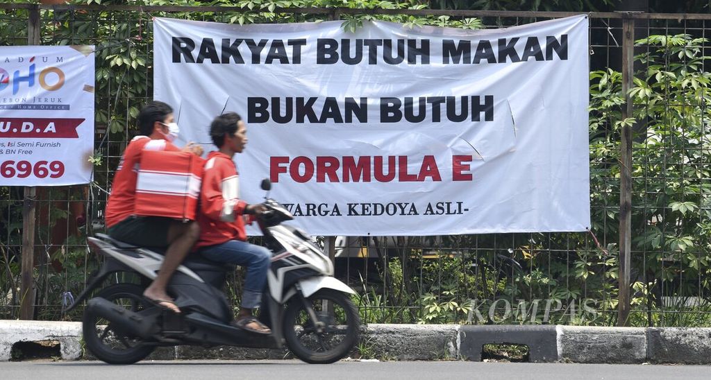 Spanduk yang menyuarakan protes atas rencana penyelenggaraan balap Formula E terpasang di kawasan Kebon Jeruk, Jakarta Barat, Jumat (10/9/2021). 