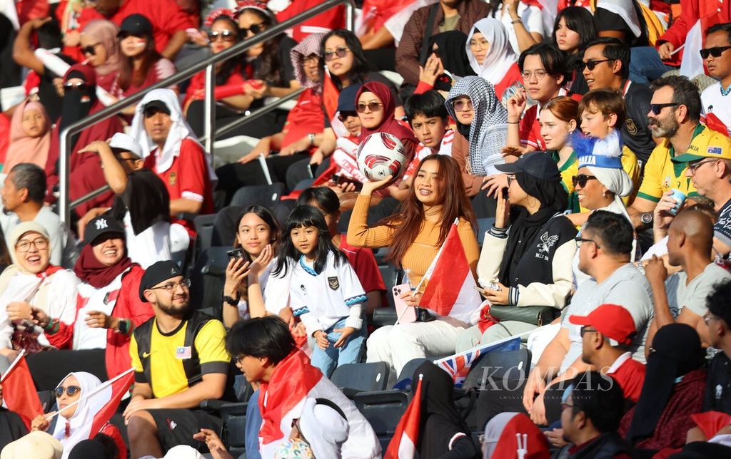 Aksi suporter Indonesia saat melawan Australia pada pertandingan babak 16 besar Piala Asia 2023 di Stadion Jassim bin Hammad, Al Rayyan, Qatar, Minggu (28/1/2024). Indonesia takluk 0-4. 
