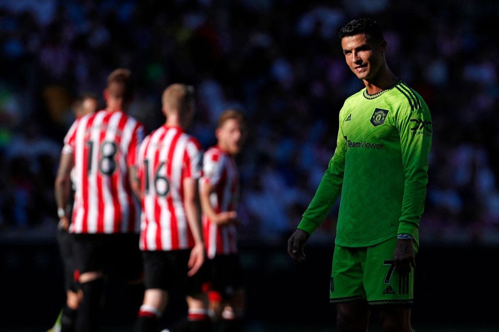 Ekspresi kekecewaan penyerang Manchester United, Cristiano Ronaldo (kanan), menyusul kegagalan mengoptimalkan peluang gol saat menghadapi tuan rumah Brentford FC pada laga Liga Inggris, Minggu (14/8/2022) dini hari WIB, di Stadion Brentford Community. MU dipermalukan, 0-4. 