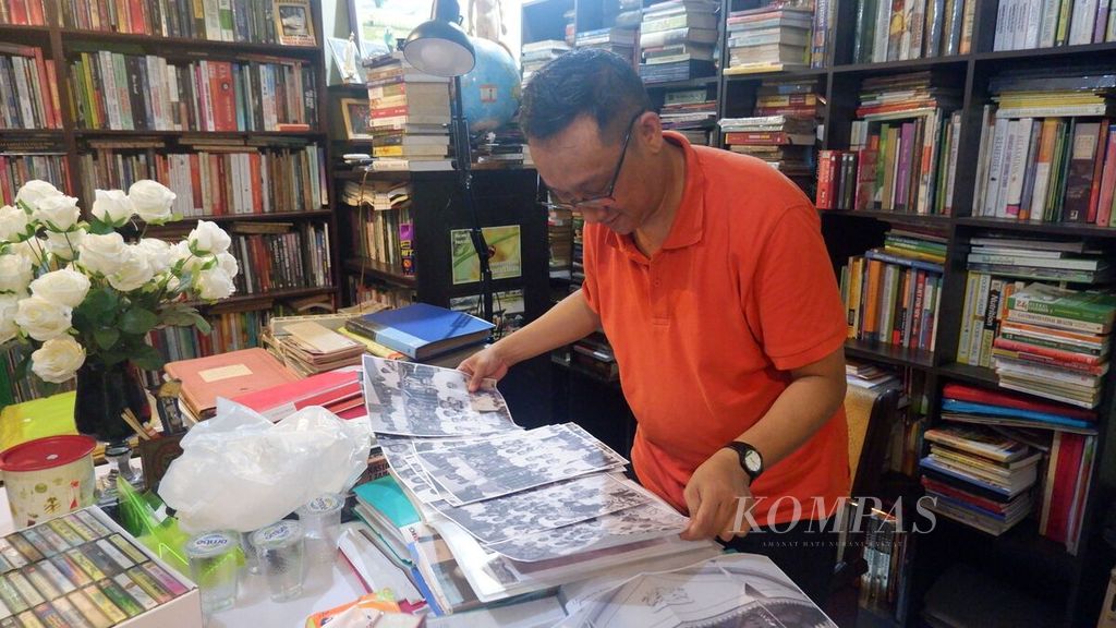 Sugiharto Hendrata Kuswono, a enthusiast of Banjar Chinese history, uncovered the archives of Banjar Chinese history which have been collected in his private library in Banjarmasin, South Kalimantan, on Tuesday (30/1/2024).