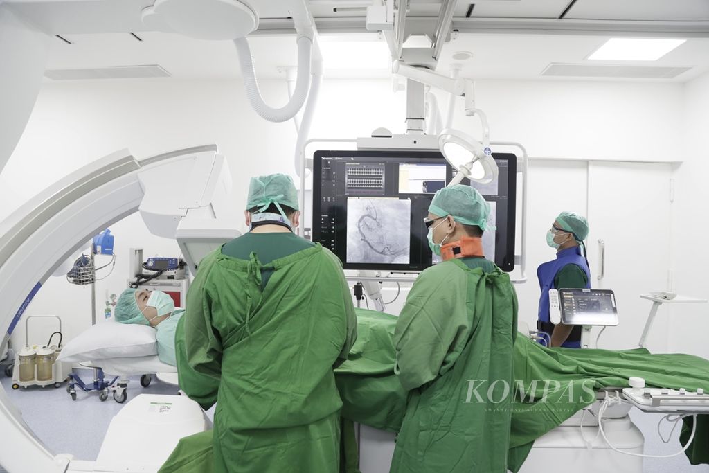 A heart specialist performs the process of primary percutaneous coronary intervention (PPCI), namely the action of opening a blockage in the coronary blood vessels in a patient in the catheterization room at Diagram Heart Hospital, Cinere, Depok, West Java, Thursday (29/8 /2019).