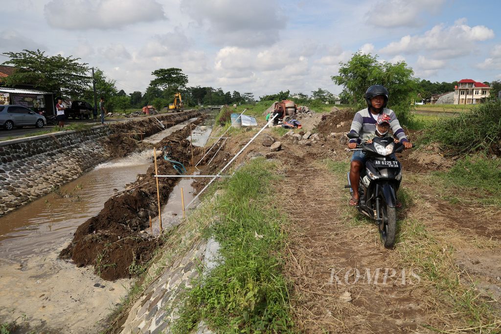 Perbaikan talut Selokan Mataram terus dikerjakan di sejumlah titik di Desa Purwomartani, Kalasan, Sleman, DI Yogyakarta, Selasa (29/11/2022). 