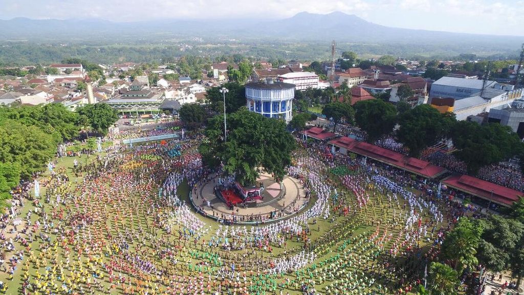 Penampakan foto dari atas Alun-alun Magelang yang dipadati peserta tari Gugur Gunung, Kamis (7/7/2022).