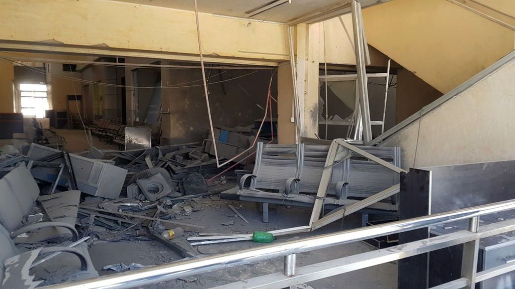 Foto yang dirilis kantor berita Suriah, SANA, pada 12 Juni 2022 ini memperlihatkan area yang hancur berantakan di Bandar Udara Internasional Damaskus, Suriah, akibat serangan udara Israel pada 10 Juni 2022. 
