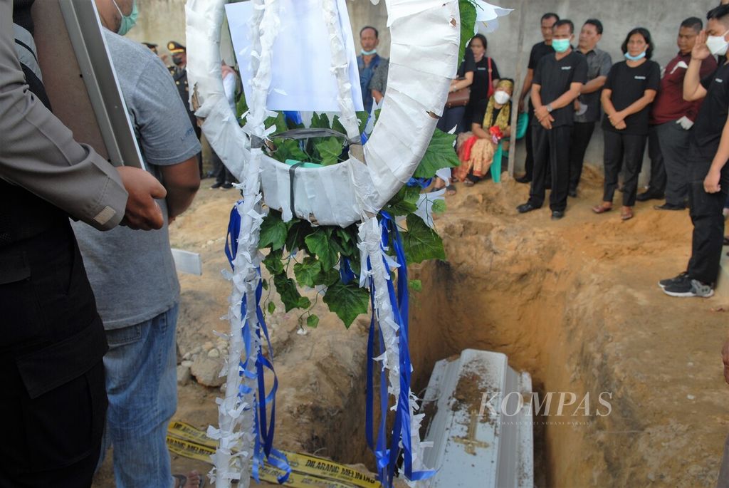 Keluarga mengikuti ibadah penguburan ulang Nofriansyah Yosua Hutabarat alias Brigadir J setelah selesai proses otopsi di Jambi.