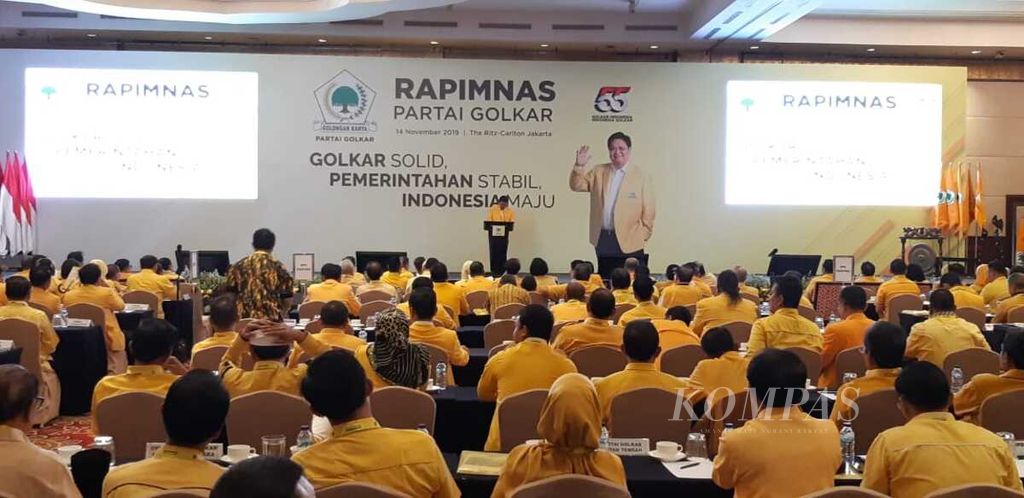 Ketua Umum Partai Golkar Airlangga Hartarto menyampaikan pidato dalam Rapimnas Partai Golkar di Hotel Ritz Carlton, Kuningan, Jakarta, Kamis (14/11/2019)