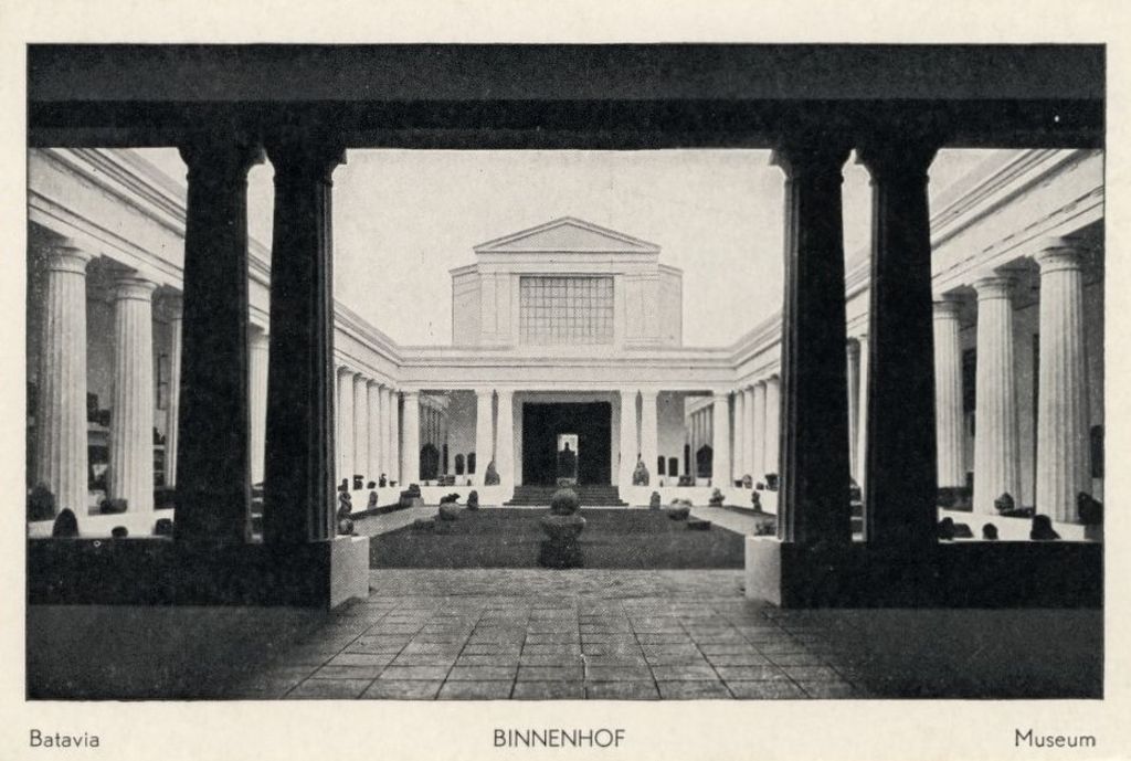 <i>Binnenhof</i> (halaman tengah) Museum Bataviaasch Genootschap dari sisi depan yang menjadi subyek kartu pos tahun 1930-an (sumber: KITLV Leiden).