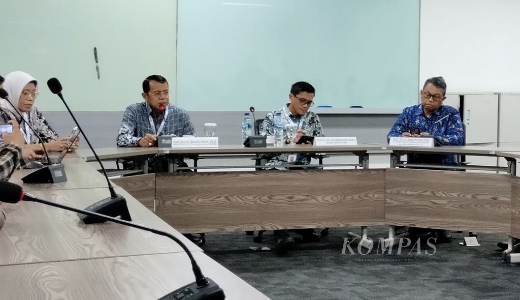 Ketua Umum Tim Penanggung Jawab Seleksi Nasional Penerimaan Mahasiswa Baru (SNPMB) Tahun 2024 Ganefri (ke-2 dari kiri) bersama Direktur Jenderal Pendidikan Tinggi, Riset, dan Teknologi Kemendikbudristek Abdul Haris (ke-3 dari kiri) dan Ketua Pelaksana SNPMB Tjitjik Sri Tjahjandarie (ke-1 dari kiri) seusai memantau ujian tulis berbasis komputer (UTBK) gelombang pertama di Kampus Universitas Indonesia, Depok, Selasa (30/4/2024). 