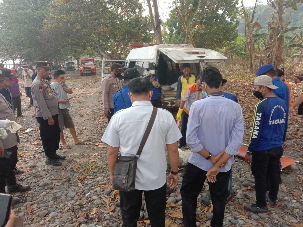 Mayat tanpa identitas ditemukan di pesisir Pantai Karang Bolong, Pekon Tegineneng, Kecamatan Limau, Tanggamus, Lampung, pada Kamis (7/9/2023). Jasad tersebut dievakuasi ke RSUD Batin Mengunang, Kota Agung. 