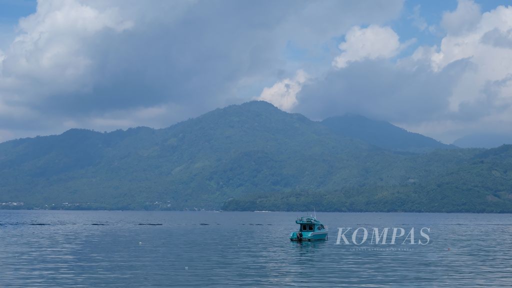 Siluet Tidore tampak dari tepi selat yang menghubungkan Ternate dan Tidore, Maluku Utara, Senin (13/6/2022). 