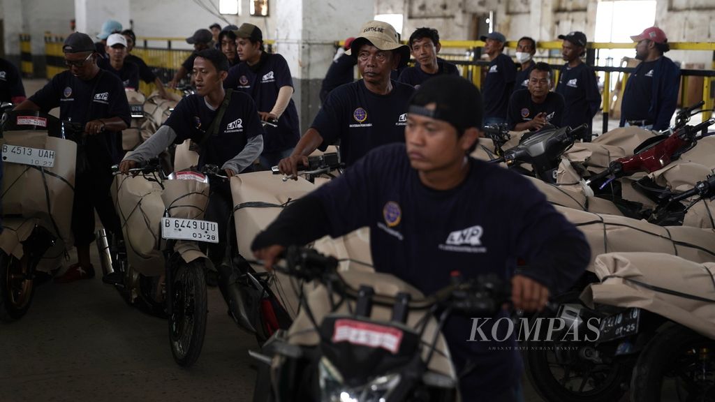 Petugas memasukkan sepeda motor ke dalam kereta api di Stasiun Jakarta Gudang, Jakarta Utara, Rabu (12/4/2023). Direktorat Jenderal Perkeretaapian (DJKA) Kementerian Perhubungan menyediakan mudik motor gratis untuk 10.440 sepeda motor. 