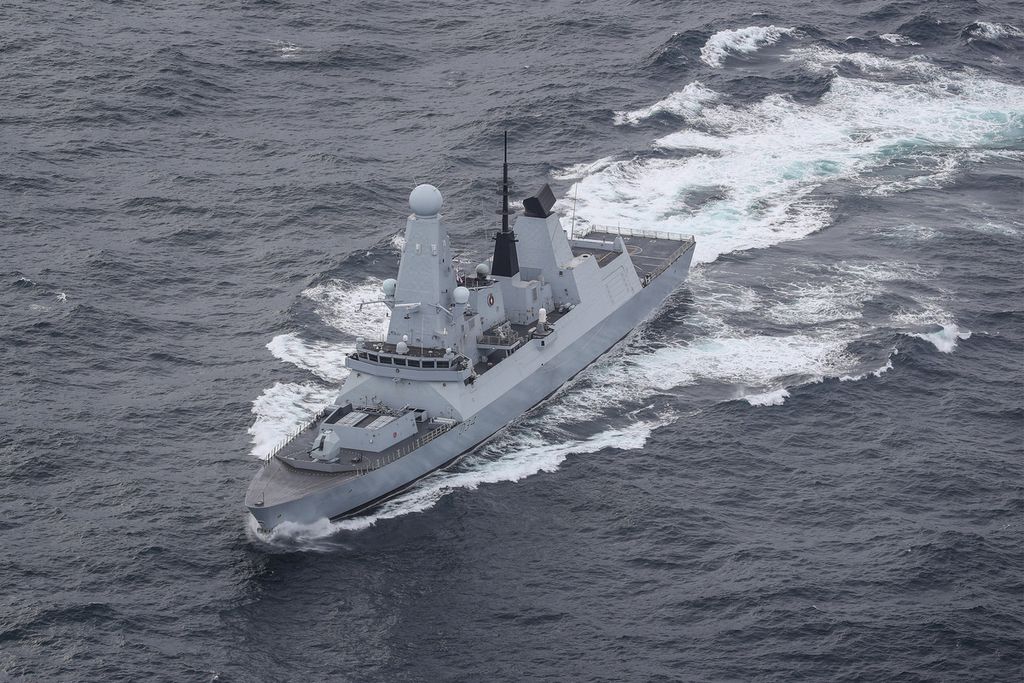 HMS Diamond di lepas Pantai Skotlandia pada 4 Oktober 2020. Kapal ini diserang pesawat nirawak di Laut Merah pada 16 Desember 2023. Pesawat nirawak yang menyerang bisa ditembak jatuh.
