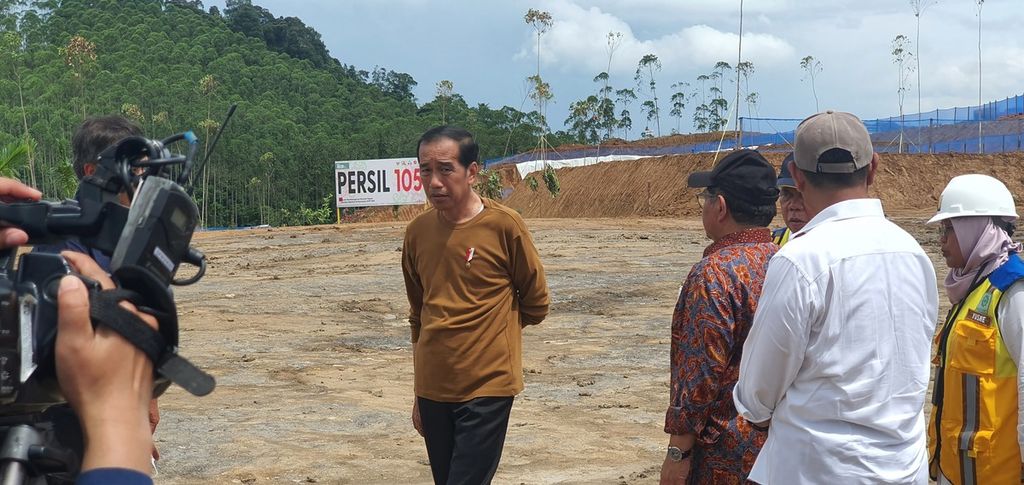 Sebanyak 36 rumah akan dibangun di Ibu Kota Nusantara. Tanah-tanah berkontur sudah mulai disiapkan untuk pembangunan. Presiden Joko Widodo meninjau perkembangan pembangunan IKN, Kamis (23/2/2023). Ini adalah kunjungan kesekian yang dilakukan Presiden ke IKN. 