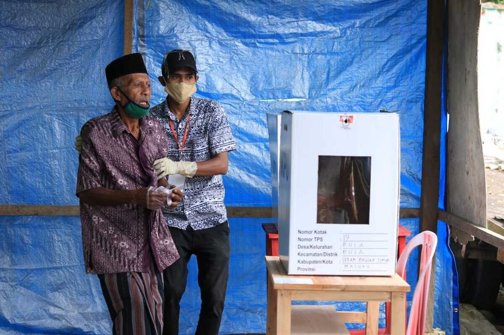 Suasana pemungutan suara di salah satu tempat pemungutan suara pilkada di Bula, Kabupaten Seram Bagian Timur, Maluku, Rabu (9/12/2020).