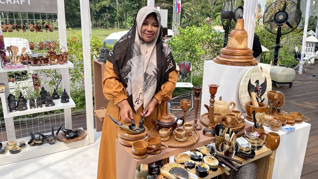 Pemilik Nafis Souvenir, Nafisa, menunjukkan produknya dalam pameran UMKM ASEAN Economic Minister (AEM) Retreat yang digelar pada 20-22 Maret 2023 di Plataran, Magelang, Jawa Tengah.