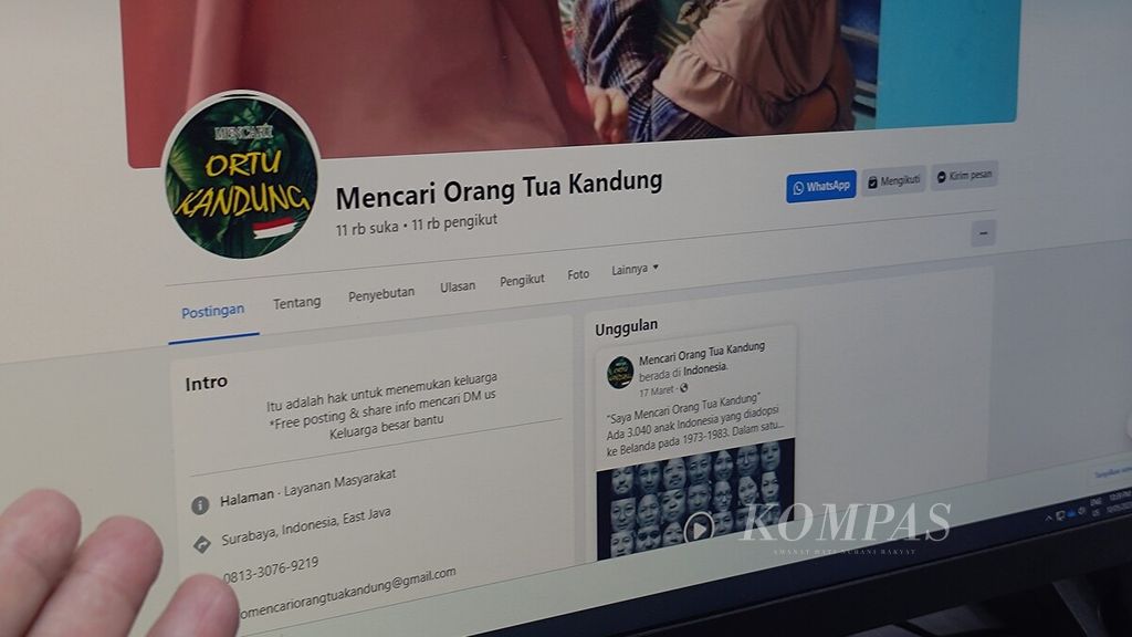 Seorang warga yang terlihat bagian tanggannya memperlihatkan laman Facebook Mencari Orang Tua Kandung, Rabu (10/5/2023). Akun ini membantu membagi informasi bagi mereka yang terpisah dari orangtua kandungnya karena proses adopsi yang tidak sah. Kebanyakan mereka yang ada di forum ini adalah warga Belanda yang dulu diadopsi secara ilegal dari Indonesia.