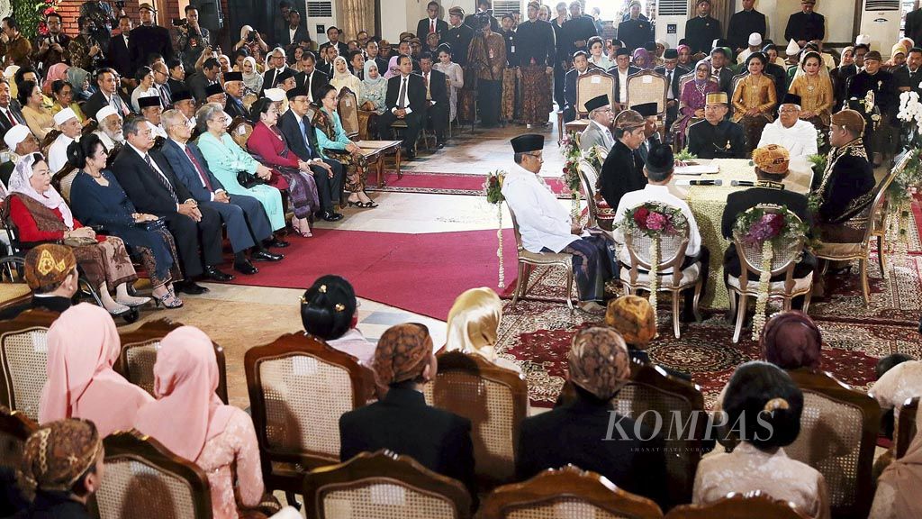 Suasana acara ijab kabul pernikahan putri Presiden Joko Widodo, Kahiyang Ayu, dengan M Bobby Afif Nasution di Graha Saba Buana, Solo, Jawa Tengah, Rabu (8/11)