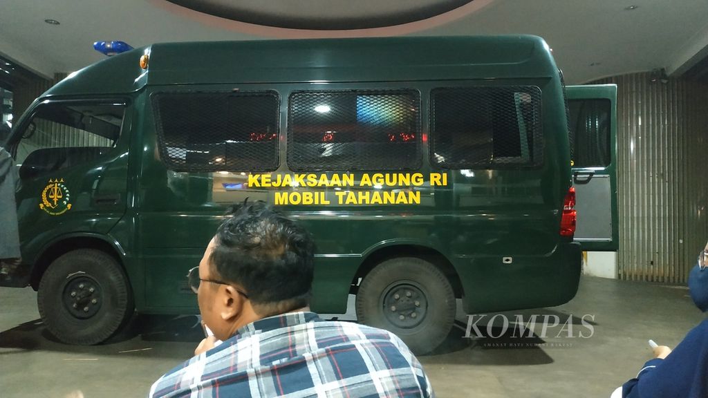 Mobil tahanan yang akan digunakan untuk membawa tersangka Tahan Banurea ke Rutan Salemba cabang Kejaksaan Negeri Jakarta Selatan, Kamis (19/5/2022) malam.