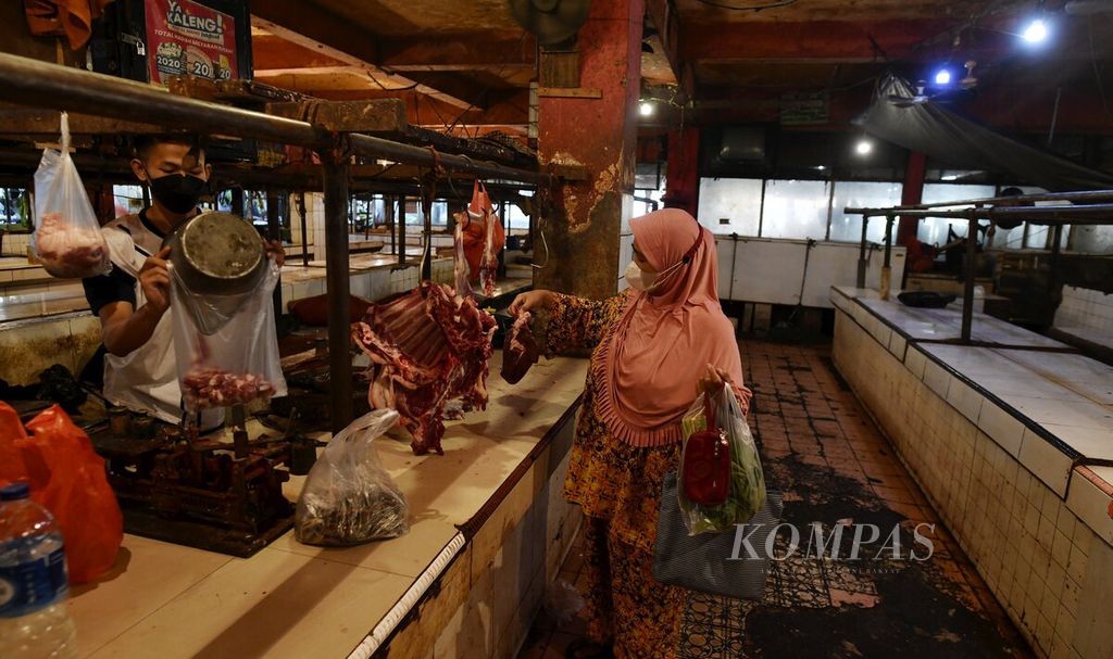 Penjual daging melayani pelanggan yang memesan daging kambing di Pasar Grogol, Jakarta Barat, Selasa (1/3/2022). 
