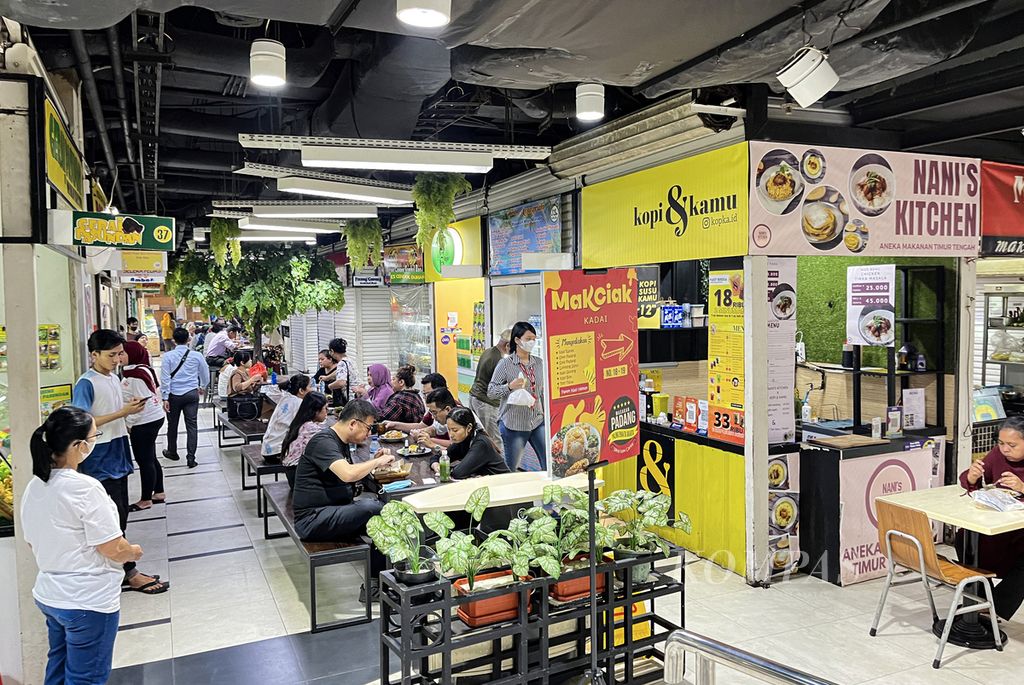 Suasana di pujasera yang ramai pengunjung saat jam makan siang di pusat perbelanjaan di kawasan Kuningan, Jakarta Selatan, Rabu (13/7/2022). Kenaikkan harga pangan mendominasi inflasi Indonesia pada Juni 2022.