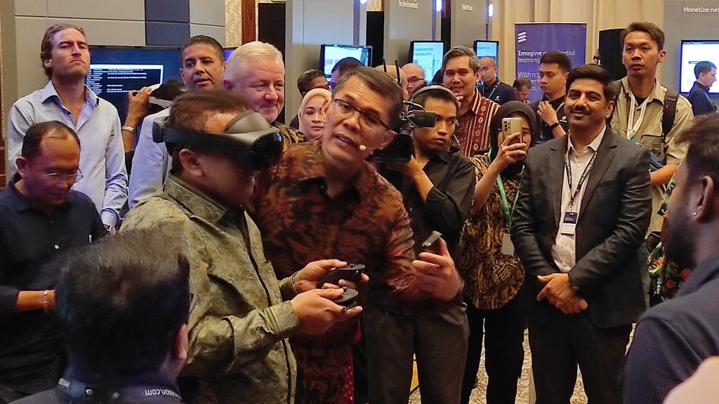 Direktur Penataan Sumber Daya Kementerian Komunikasi dan Informatika Denny Setiawan sedang mencoba <i>handset</i> realitas virtual (VR) di acara Imagine Live Indonesia 2023 yang digelar oleh Ericsson, Selasa (8/8/2023), di Jakarta. Imagine Live Indonesia 2023 merupakan pameran teknologi 5G beserta contoh penggunaannya.