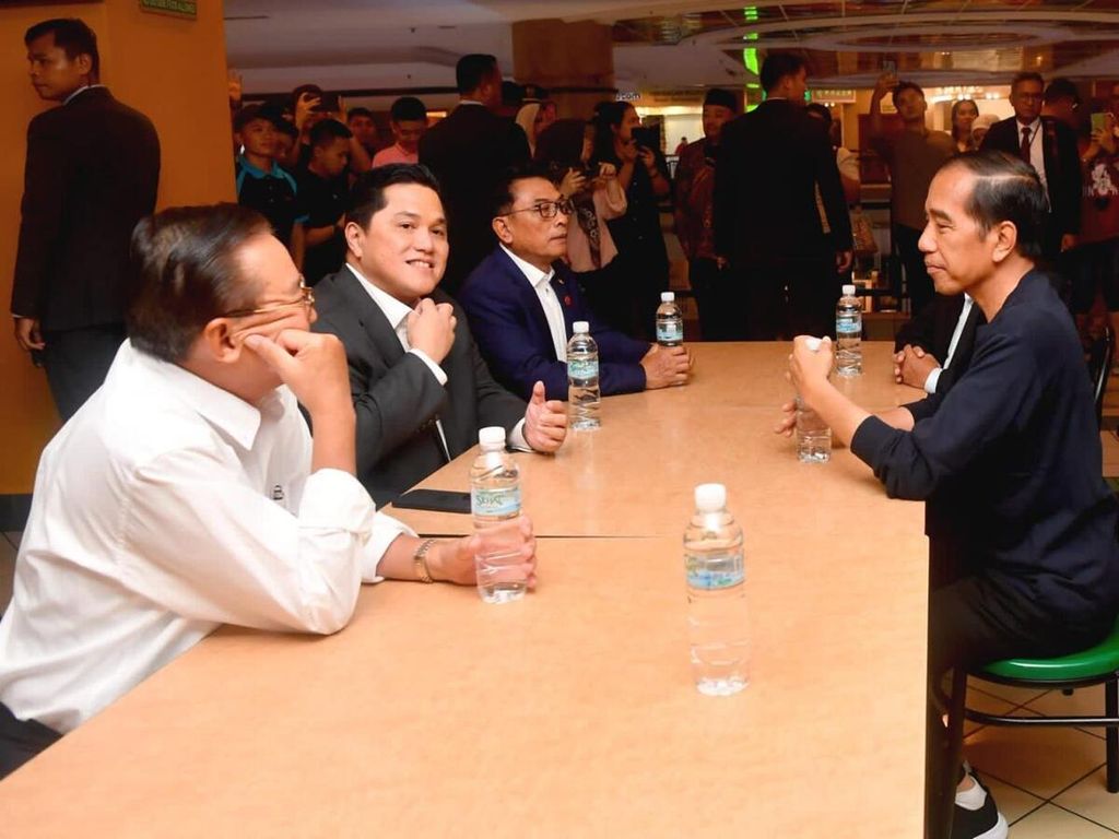 Apart from the planned agenda, President Joko Widodo <i>blusukan</i> in the capital of Brunei Darussalam on Saturday (13/1/2024) evening. President Jokowi visited The Mall Gadong in the city center of Bandar Seri Begawan on a weekly evening.
