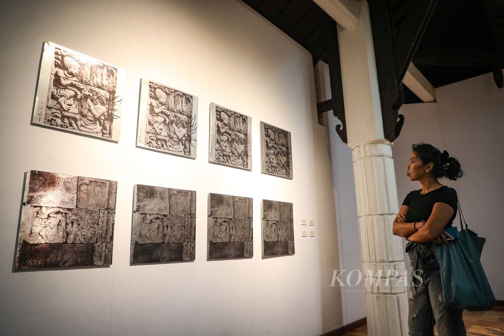 Seorang pengunjung mengamati karya Putu Sutawijaya dalam pameran Lelampah di Bentara Budaya Jakarta, Kamis (14/9/2023). 