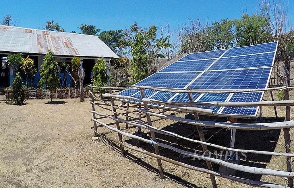 Panel tenaga surya terpasang di halaman SMP Negeri Satu Atap di Desa Kataka, Kecamatan Kahaungu Eti, Kabupaten Sumba Timur, Nusa Tenggara Timur, Rabu (13/9). Panel tersebut menghasilkan daya 1.500 watt untuk kebutuhan listrik di sekolah, termasuk pengisian daya komputer jinjing.
