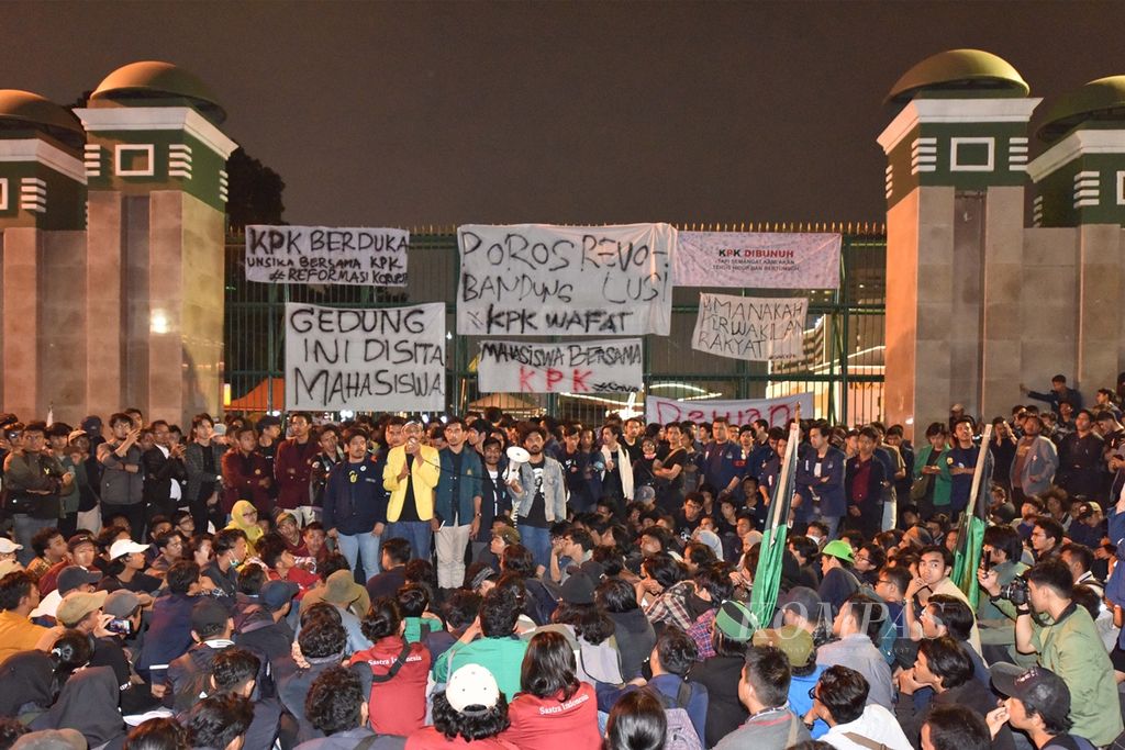 Mahasiswa dari berbagai universitas kembali menggelar aksi unjuk rasa di luar gerbang Kompleks Parlemen Senayan, Jakarta, Kamis (19/9/2019). Mereka menyampaikan mosi tidak percaya kepada DPR karena DPR bersama pemerintah telah sepakat mengesahkan revisi Undang-Undang Komisi Pemberantasan Tindak Pidana Korupsi (UU KPK).
