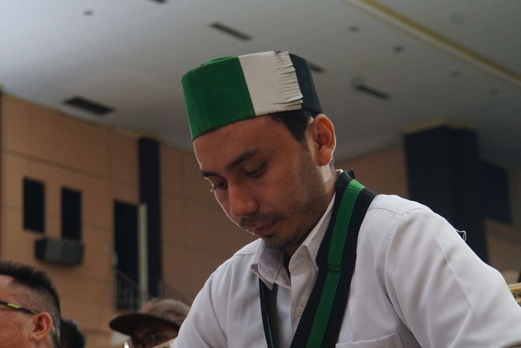 Ali (27) bersiap dilantik menjadi Ketua Himpunan Mahasiswa Islam Cabang Manado, 18 Maret 2023, di Manado, Sulawesi Utara.