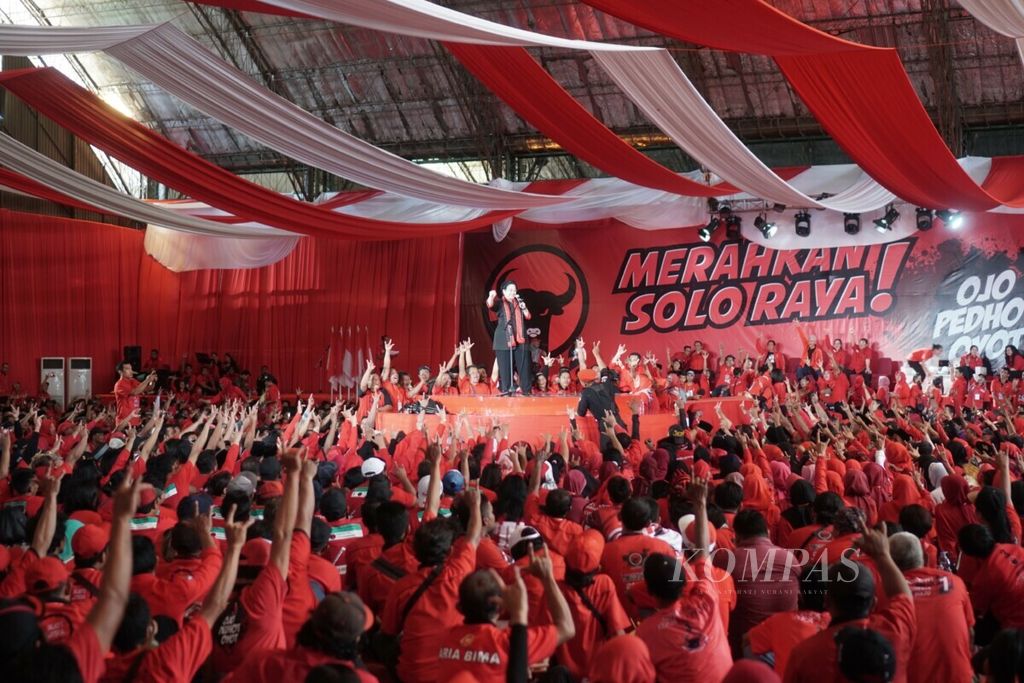 Ketua Umum DPP PDI-P Megawati Soekarnoputri menyampaikan pidato pada kampanye rapat umum PDI-P di GOR Pandawa, Solo Baru, Kabupaten Sukoharjo, Jawa Tengah Minggu (31/3/2019).