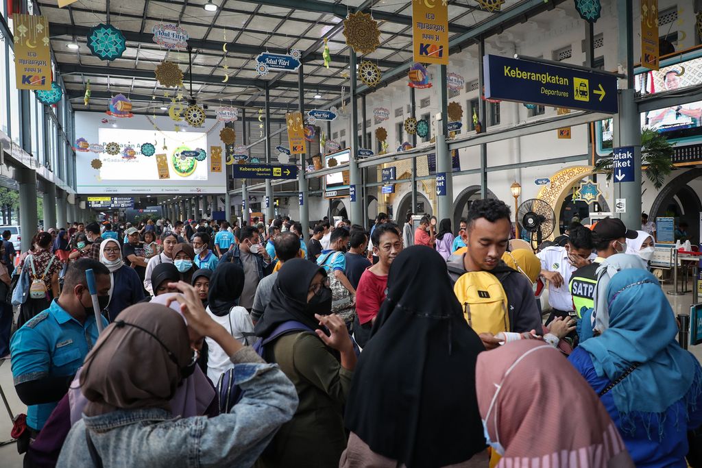 Kerumunan penumpang di Stasiun Pasar Senen, Jakarta, Minggu (30/4/2023). 
