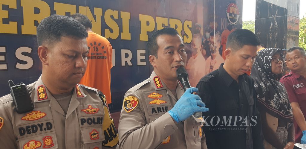 Kepala Polresta Cirebon Komisaris Besar Arif Budiman (tengah) memberikan keterangan saat konferensi pers di Markas Polresta Cirebon, Jawa Barat, Jumat (24/11/2023). 