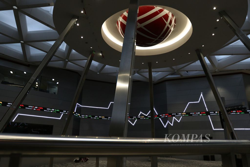 Pergerakan indeks saham pada layar yang mengelilingi aula utama Gedung Bursa Efek Indonesia, Jakarta, Jumat (21/10/2022). 