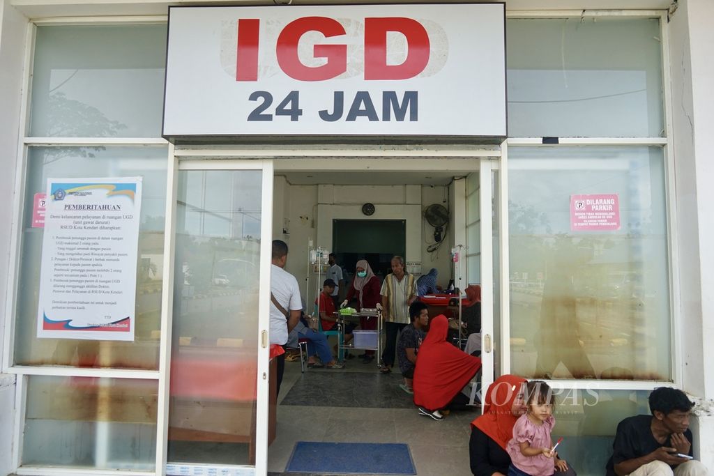 Pasien diinfus di atas kursi plastik di Instalasi Gawat Darurat RSUD Kendari, Kota Kendari, Sulawesi Tenggara, Senin (25/3/2024). Sebagian di antara mereka terjangkit demam berdarah.