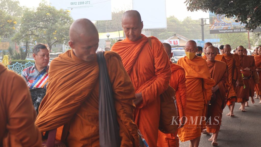 Puluhan biksu, yang sebagian besar dari Thailand, bersiap menjalani upacara pindapata atau menerima persembahan makanan dan minuman dari umat di Kota Cirebon, Jawa Barat, Minggu (21/5/2023). 