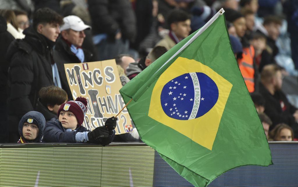 Penggemar Aston Villa membentangkan bendera Brasil sebagai dukungan atas pemain baru klub itu, Philippe Coutinho, saat menghadapi Leeds United pada laga Liga Inggris di Stadion Villa Park, Birmingham, Kamis (10/2/2022) dini hari WIB. Laga itu berakhir imbang, 3-3.