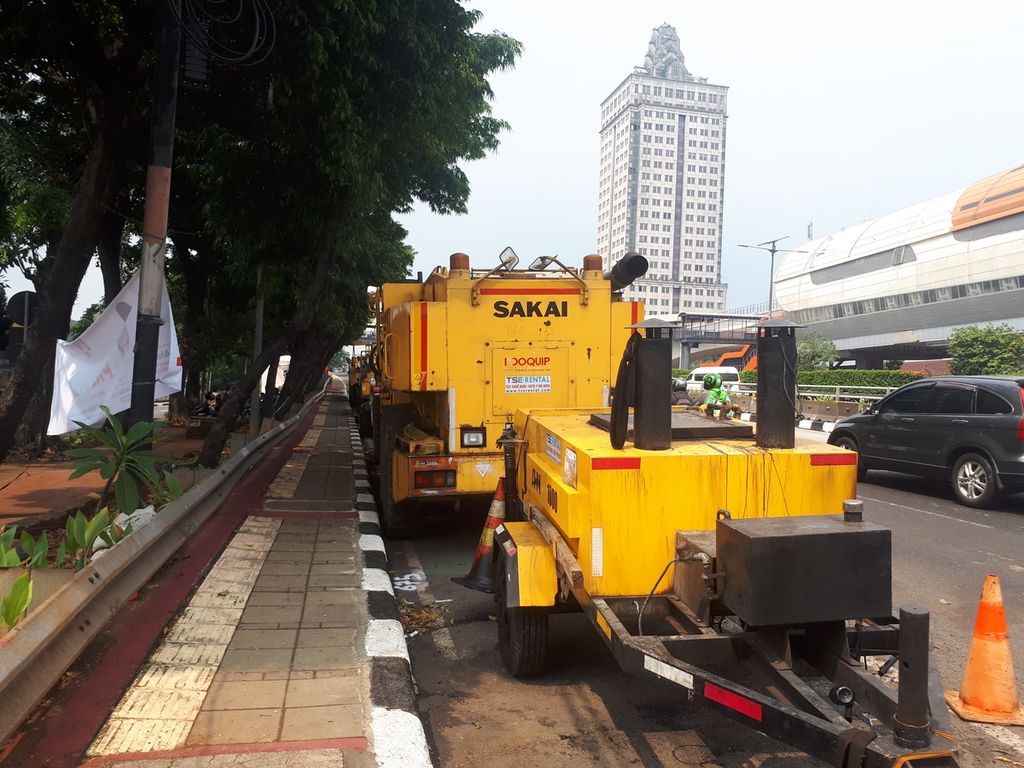 Sejumlah alat pengaspalan diparkirkan di pinggir jalan menuju Halte Cikoko dan Stasiun Cawang, Jalan MT Haryono, Jakarta Selatan, Jumat (5/5/2023).