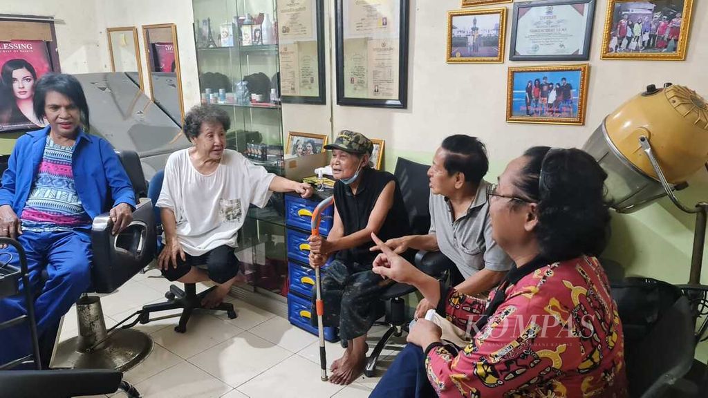 Mami Yuli (kiri), Ketua Forum Komunikasi Waria Indonesia (FKWI), bersama beberapa transpuan lansia, MInggu (24/7/2022).
