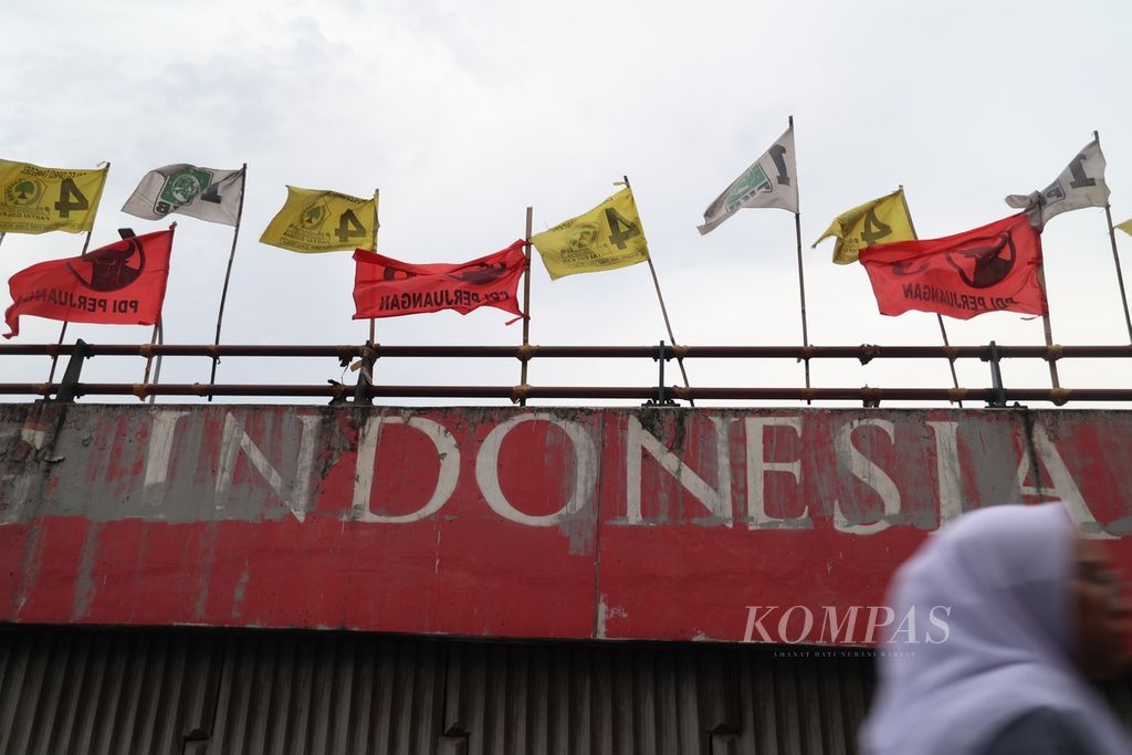 Bendera partai politik peserta Pemilu 2024 terpasang di jalan layang di kawasan Ciputat, Tangerang Selatan, Banten, Jumat (12/1/2024). 