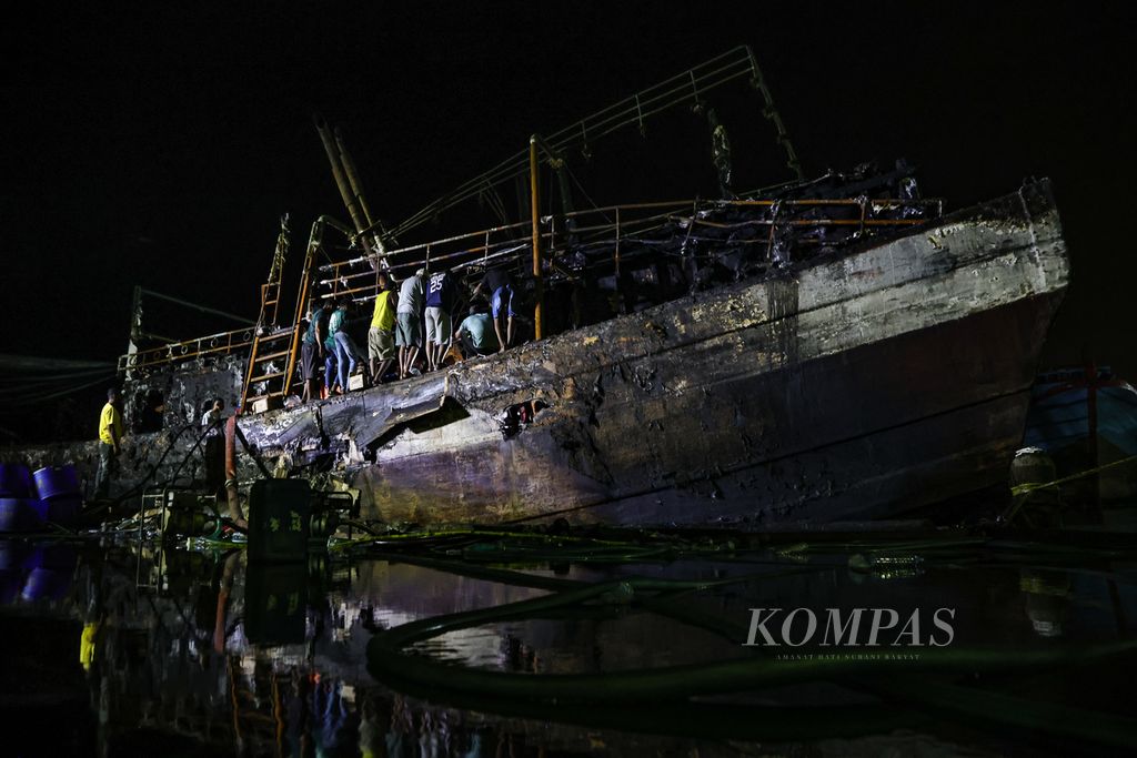 Suasana proses evakuasi korban kapal terbakar oleh warga dan petugas gabungan di Pelabuhan Muara Baru, Penjaringan, Jakarta Utara, Senin (6/5/2024). 